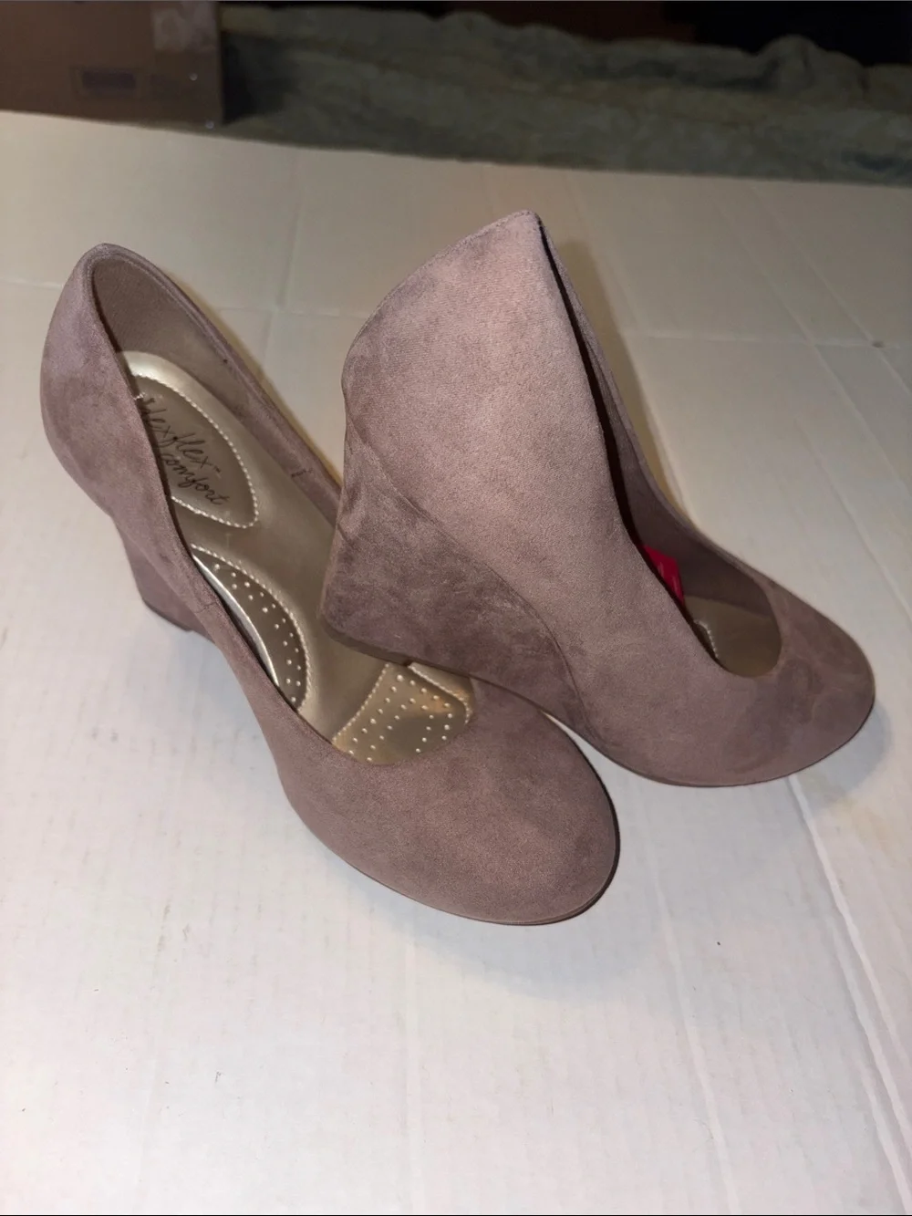 New with tag dexflex comfort light tan suede 3 inch heels size 6 1/2 W